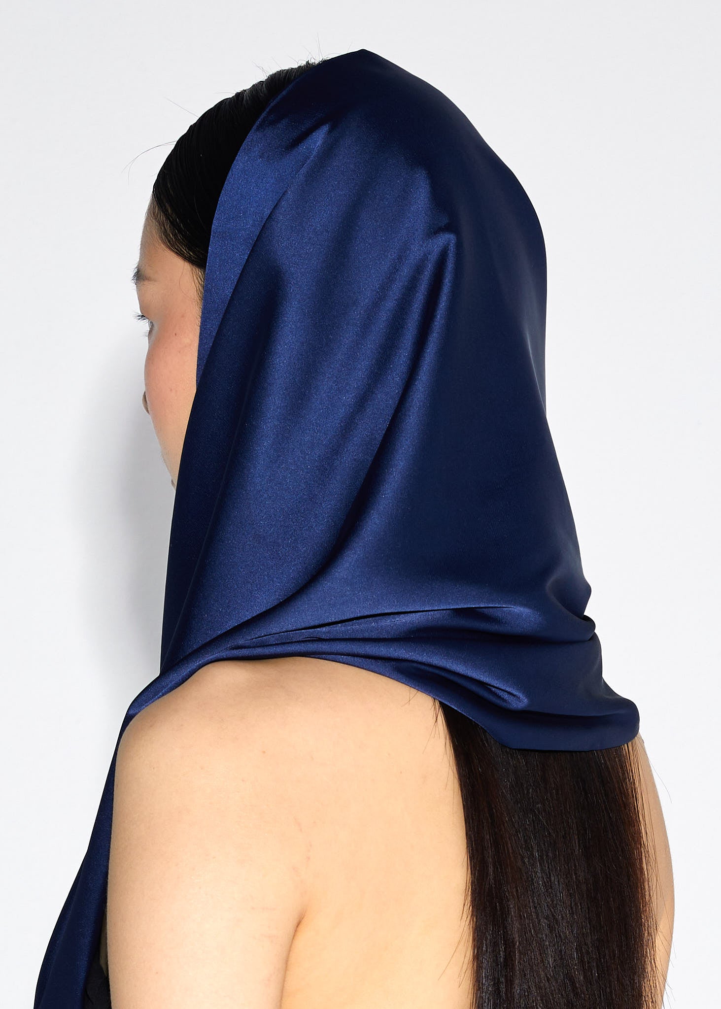 وشاح بغطاء للرأس