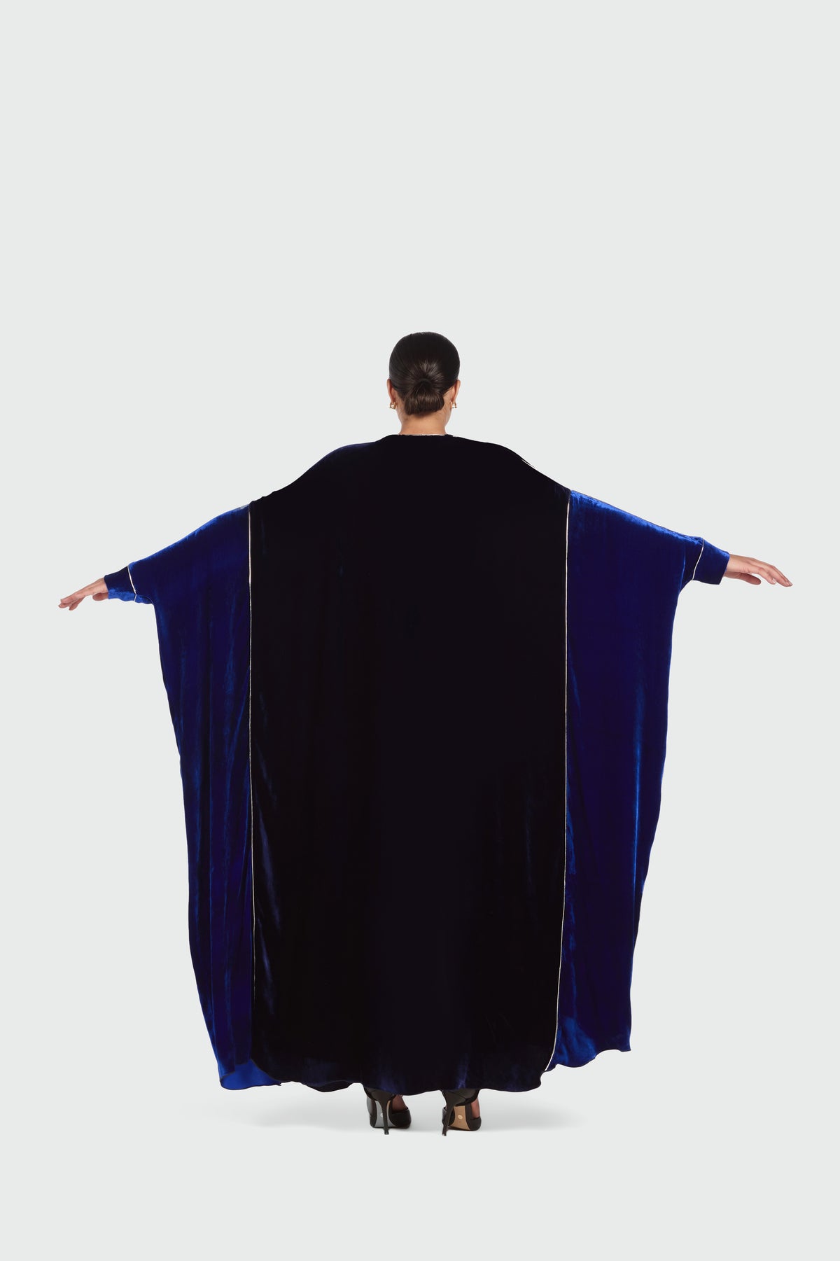 عناق جامح